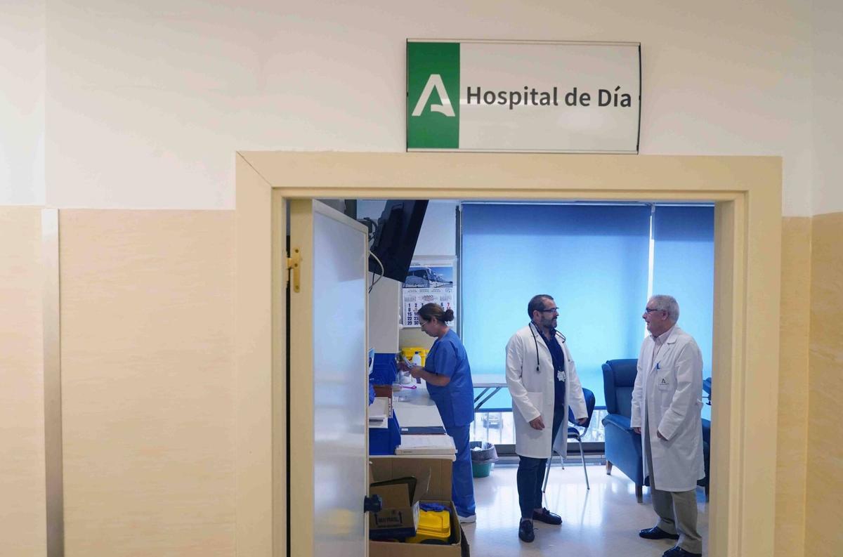 MLG 24-06-2026.-El jefe del servicio de Enfermedades Infecciosas, José María Reguera, centro de la (foto) junto a su equipo, donde han cumplido 20 años de dicha unidad.