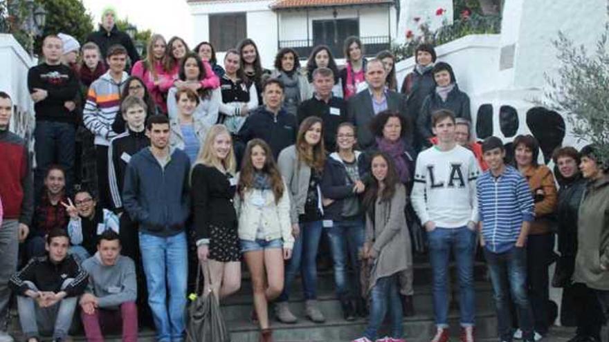 El equipo de alumnos y profesores de siete países europeos en la foto de familia en San Mateo. | lp / dlp