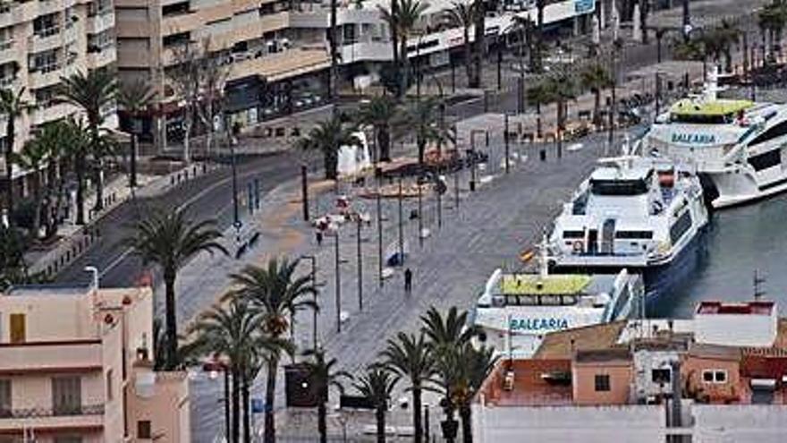 Vista parcial de la avenida de Santa Eulària, prácticamente desierta a causa del Covid-19.