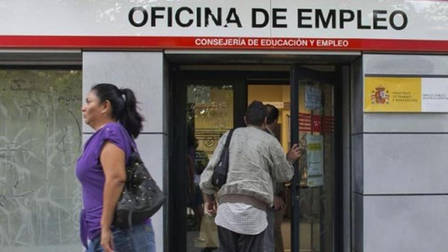 El paro crece en 128.242 personas y suma 4.833.521 de desempleados