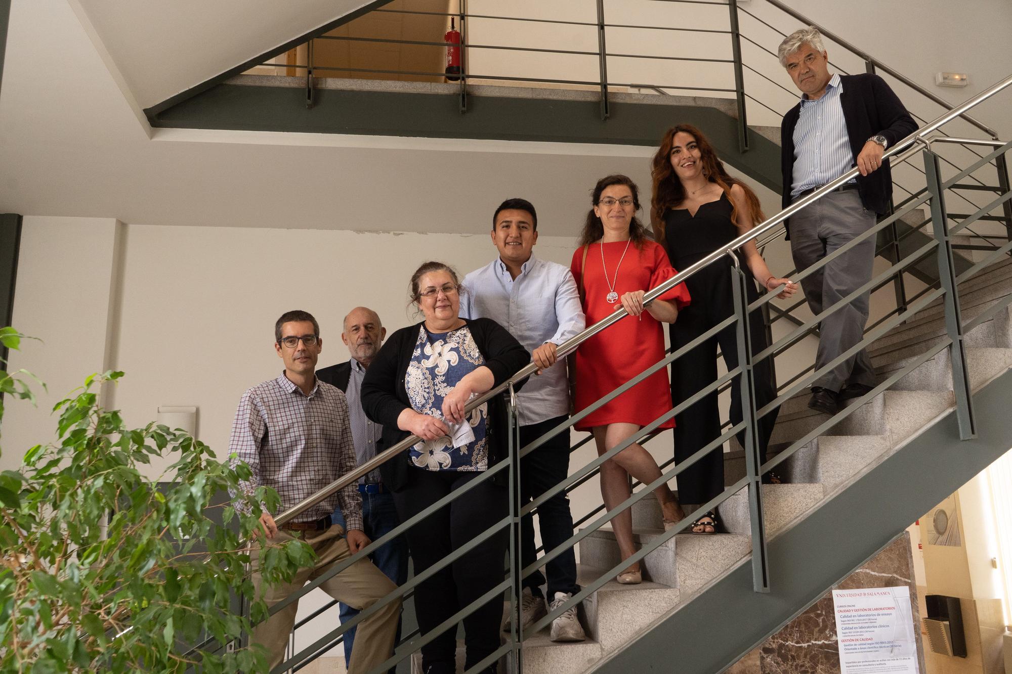 Profesores de la Politécnica y alumnos mexicanos, en las escaleras de la escuela.