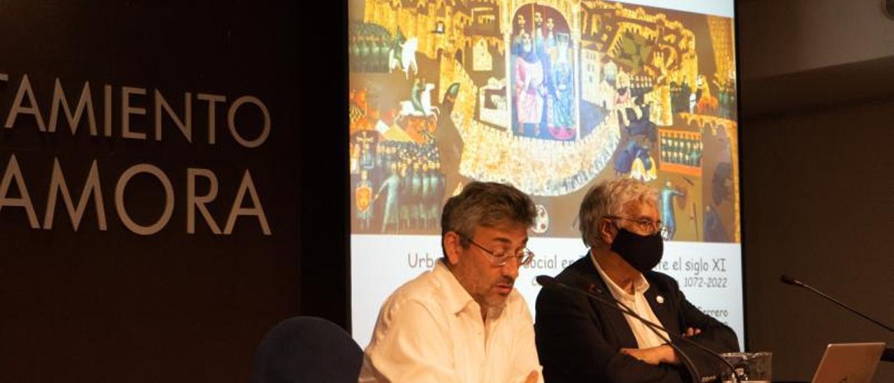 El historiador Florián Ferrero ayer en su conferencia en el salón de actos de la Alhóndiga. | Jose Luis Fernández