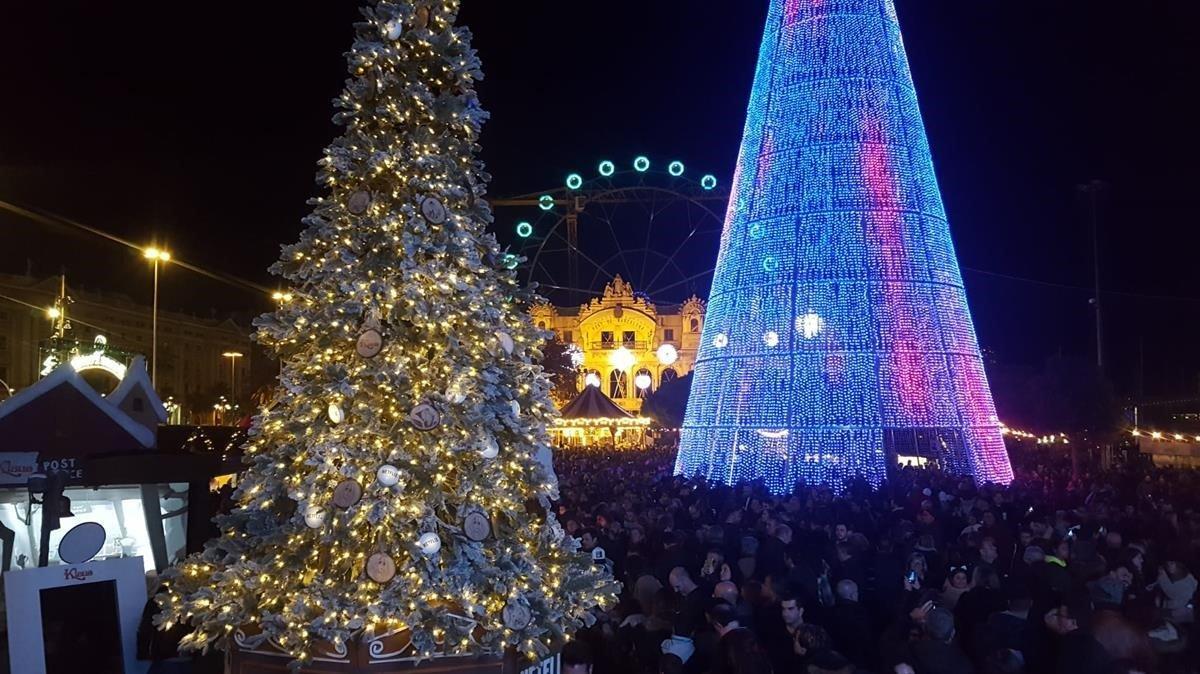 La feria de Navidad del Port Vell, iluminada.