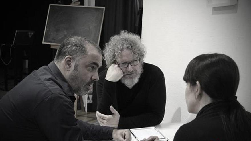 El director Maxi Velloso en un ensayo con los actores Miguel Such y Ángela Soler.