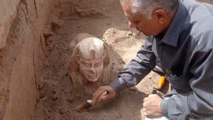 Qena (Egypt), 06/03/2023.- An undated handout photo made available by the Egyptian Ministry of Antiquities on 06 March 2023 shows an archeological worker unearthing a Sphynx statue during excavation work at the eastern side of Dendara Temple in Qena governorate, Egypt. According to a press statement released by the ministry on 06 March 2023, an archaeological mission from Ain Shams University unearthed a sphinx statue that has a smiling face and two dimples believed to be depicting a Roman emperor. (Egipto) EFE/EPA/MINISTRY OF ANTIQUITIES / HANDOUT HANDOUT EDITORIAL USE ONLY/NO SALES