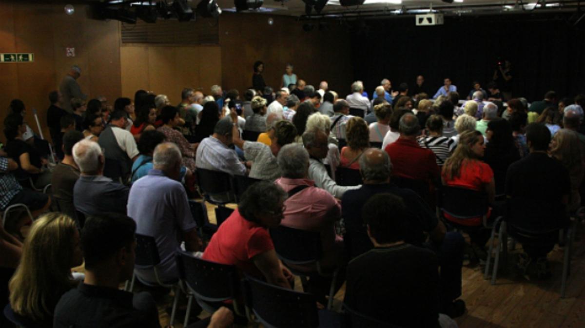 El tenso final de la reunión entre el Ayuntamiento de Barcelona y los vecinos de la Barceloneta.