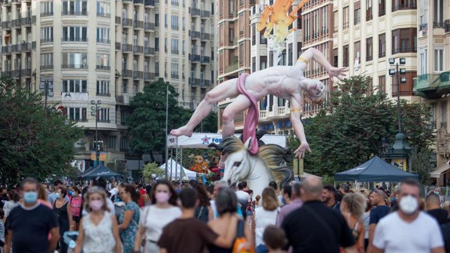 La comisión ‘Tio Pep’ planta este año en el Ayuntamiento. | F. BUSTAMANTE