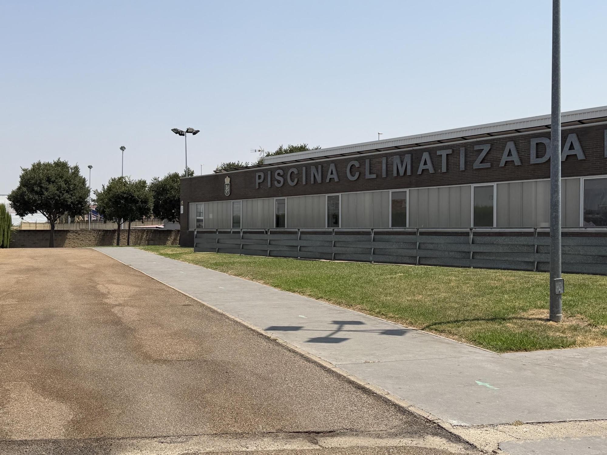 Acceso a la piscina climatizada de San Roque (Badajoz).