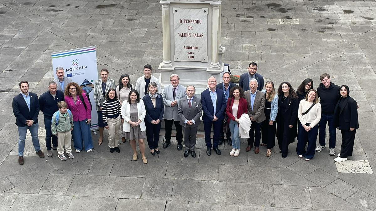 Foto de familia de Ignacio Villaverde junto a los representantes de la alianza Ingenium.