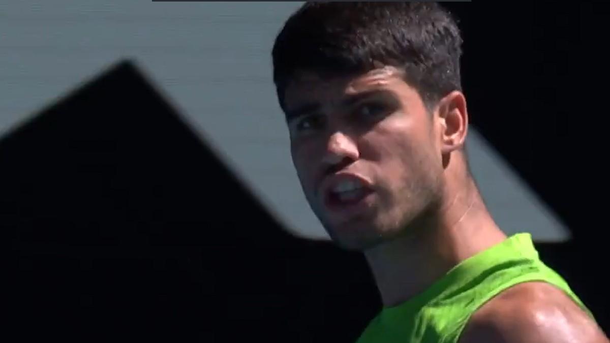 Carlos Alcaraz, visiblemente enfadado en el duelo contra Hanfmann