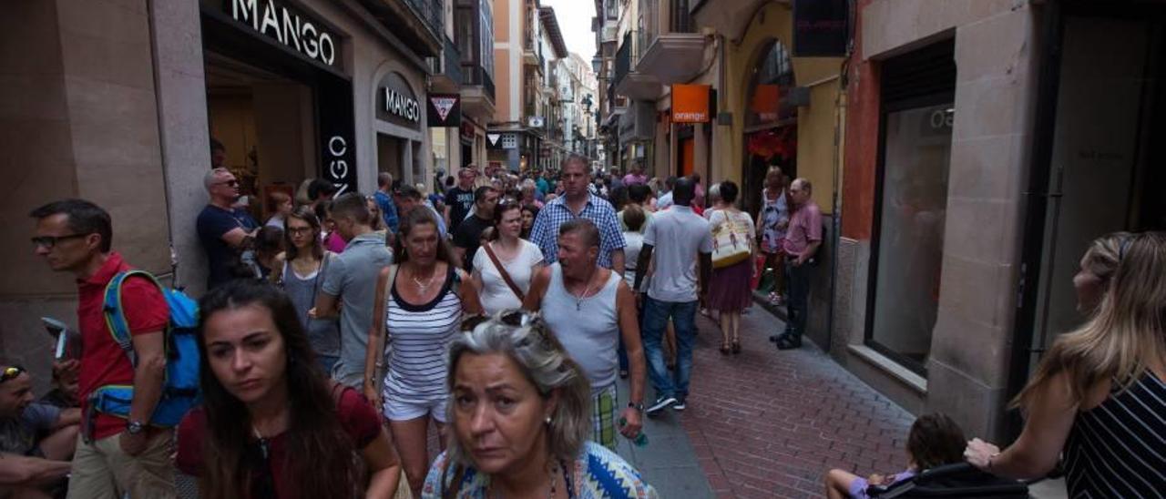 Comerciantes y restauradores valoran la fuerte afluencia de visitantes durante el presente mes.