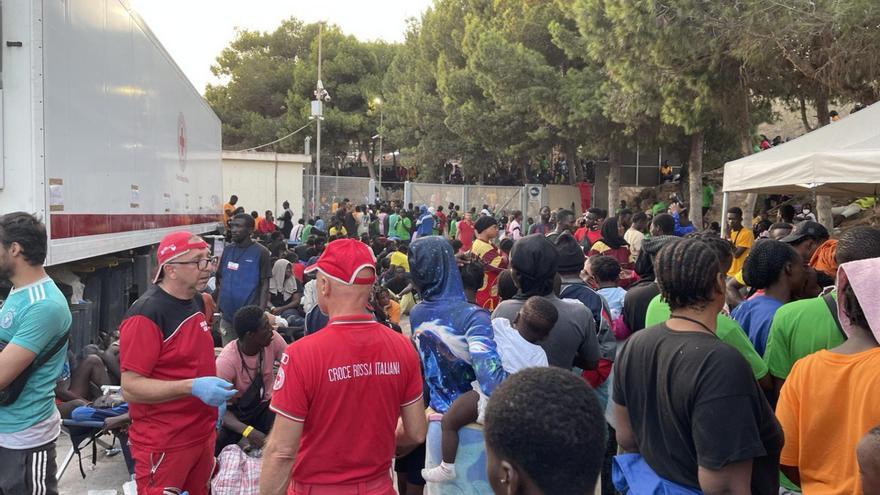 Caos en Lampedusa tras la llegada en dos días de 7.000 migrantes, que doblan la población local