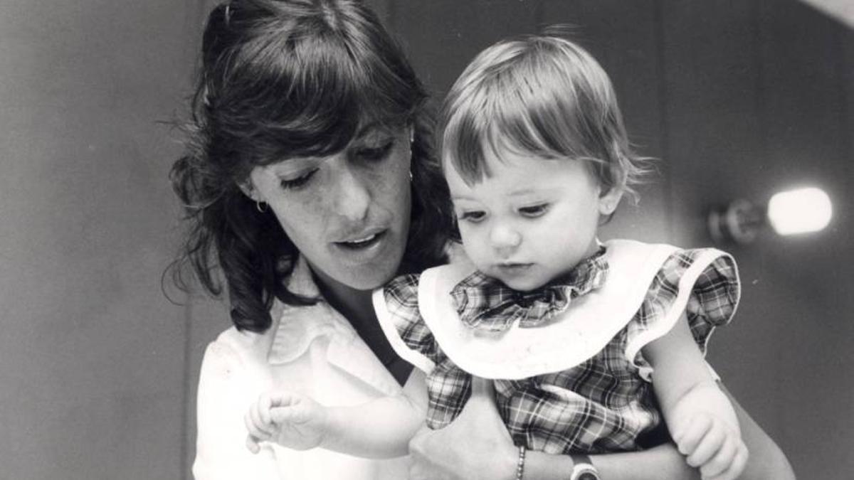 La doctora en biología Anna Veiga con Victòria Anna, la primera 'niña probeta' de España, nacida hace ya 40 años.