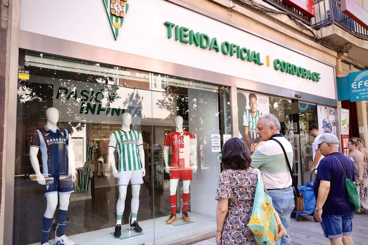 La afición del Córdoba CF, entre la nostalgia y la ambición con sus nuevas camisetas