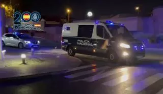 Así fue la llegada a dependencias policiales de los dos detenidos en Toledo tras el crimen de Borja Villacís