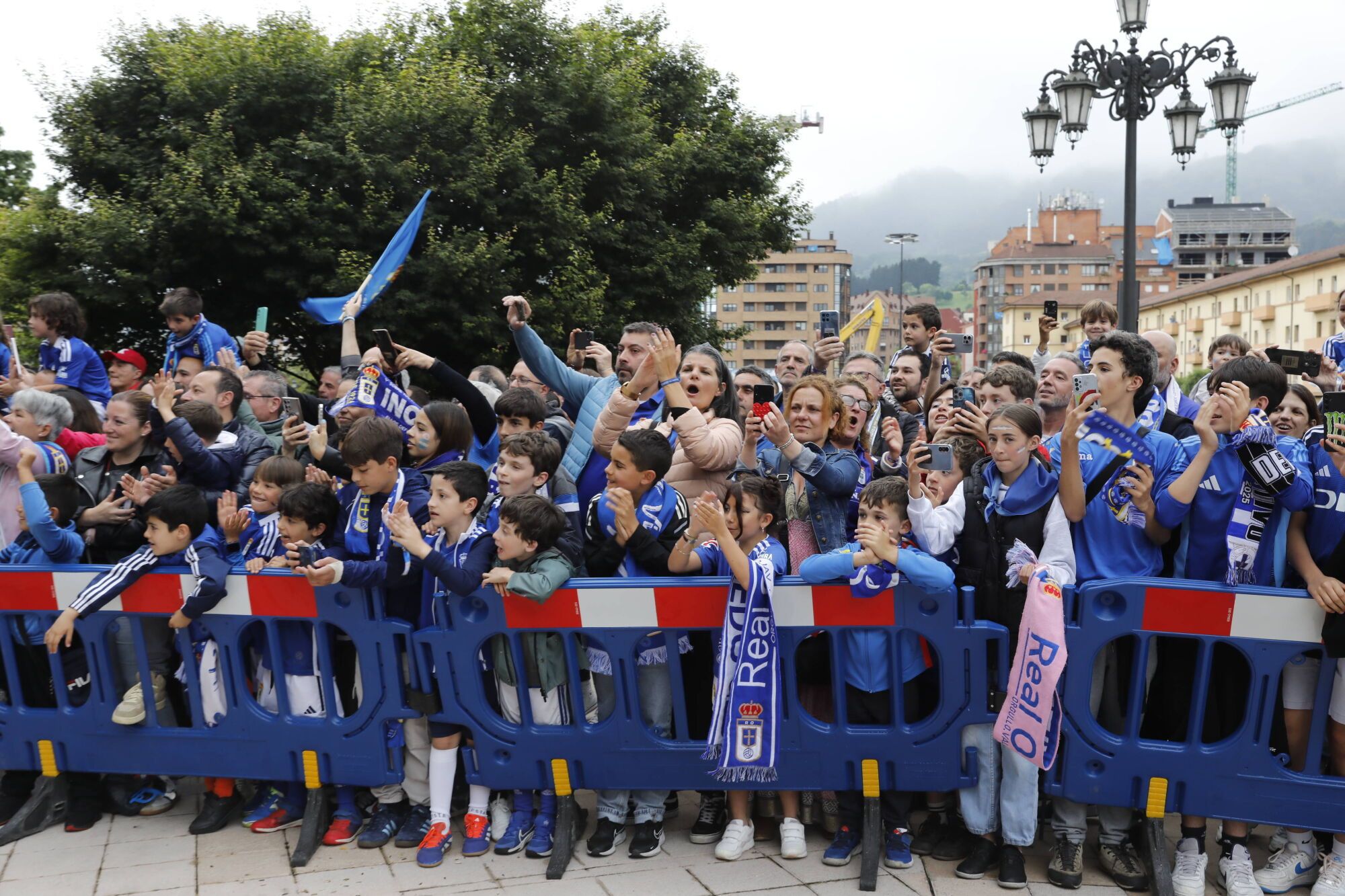 Así fue el recibimiento de la afición al Real Oviedo y toda la previa del último partido de la temporada