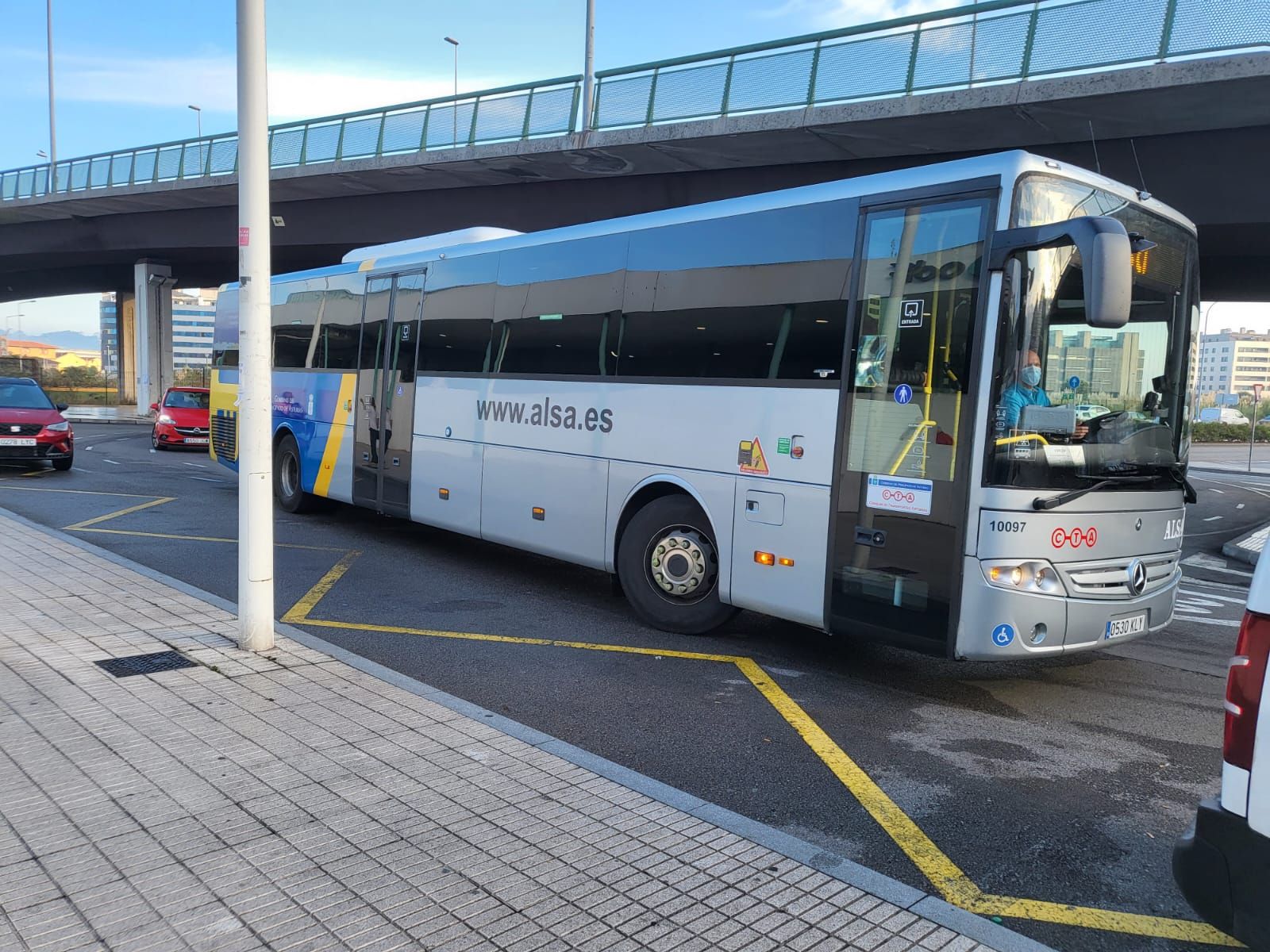 Primer día del transbordo por carretera  por el corte de la vía Gijón-Laviana