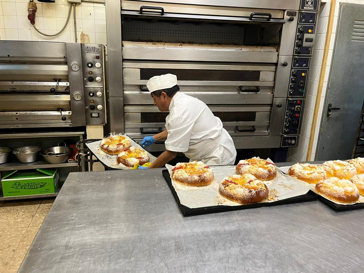 Así se hace un roscón de Reyes artesanal en Madrid: el paso a paso en el obrador de Viena Azul