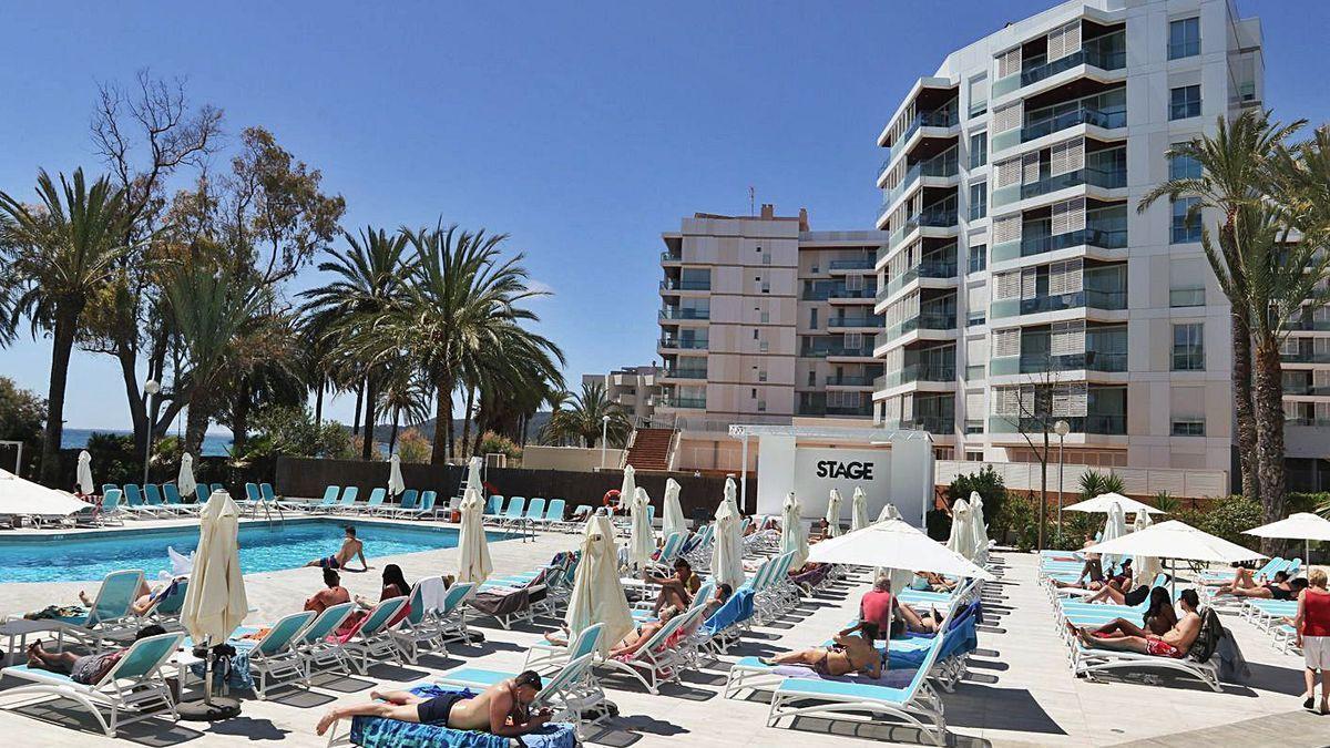Turistas en la piscina de un hotel de Ibiza.