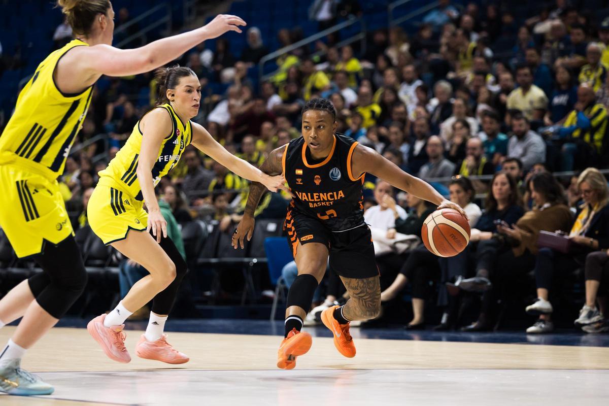 Tanaya Atkinson, en el partido del Valencia Basket ante el Fenerbahçe en Estambul.