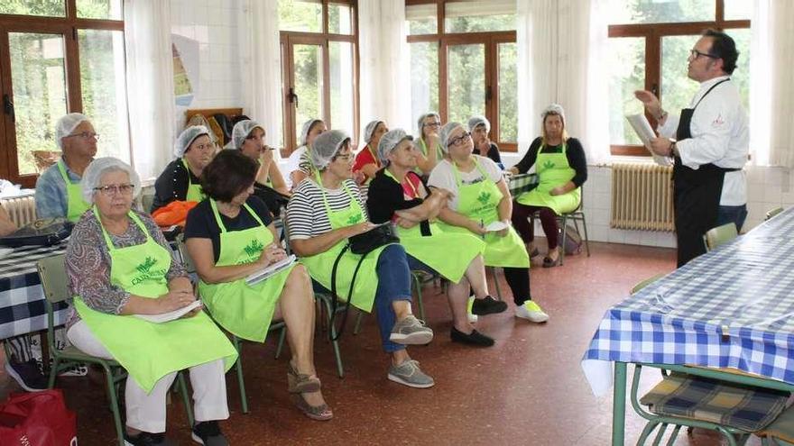 El cocinero Florín Vega explica el menú a los participantes en el curso.