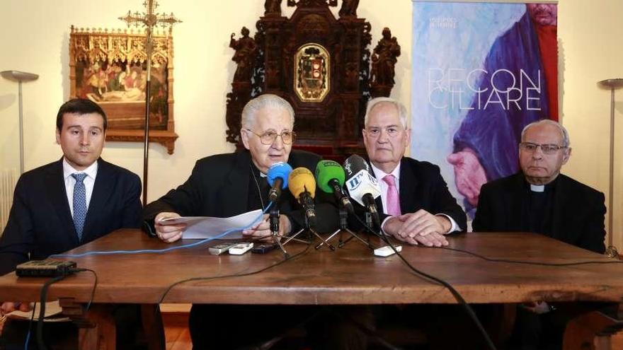 El obispo Julián López y el delegado territorial de la Junta, Guillermo García, en la rueda de prensa.