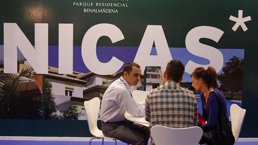 Clientes negocian la compra de una vivienda.