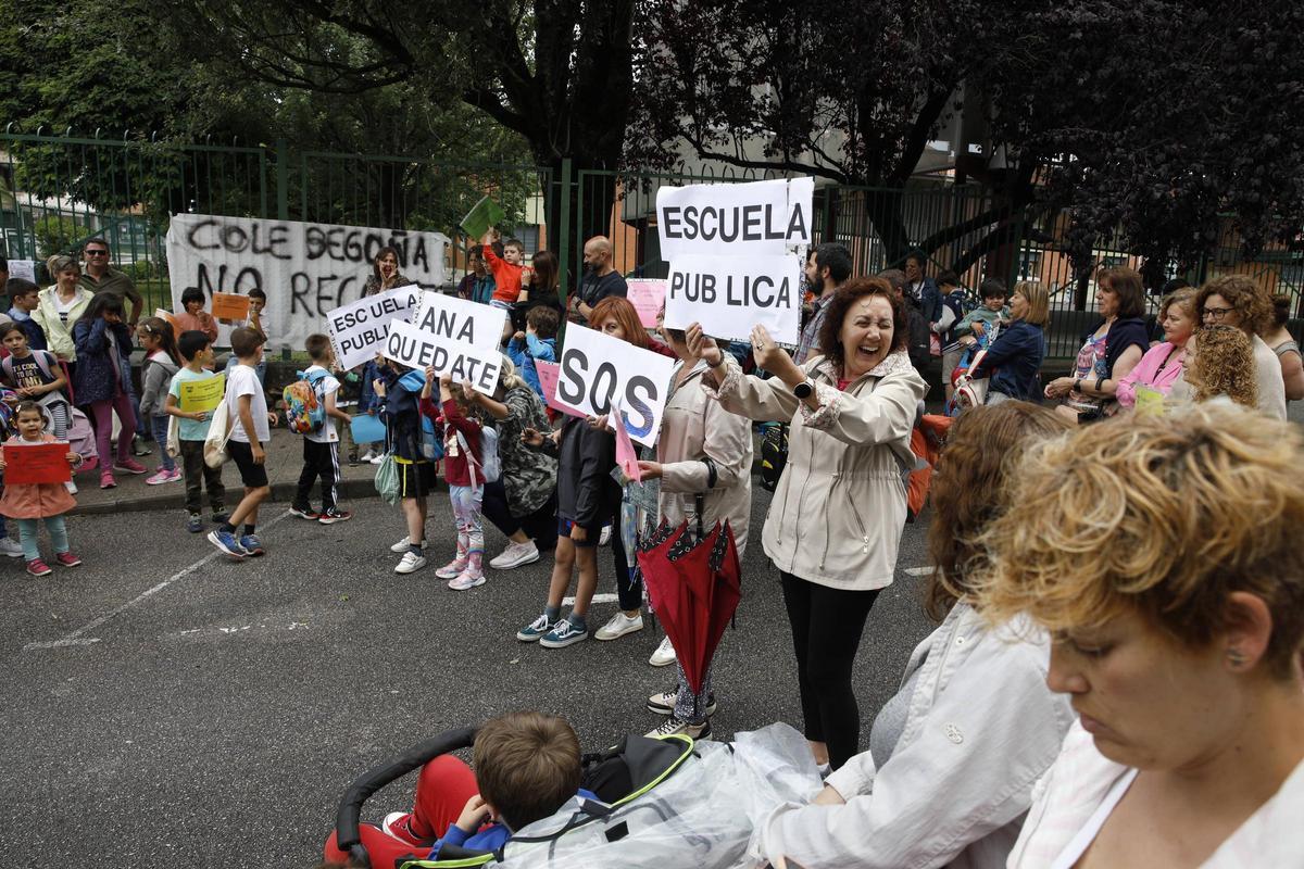 La protesta en el colegio Begoña por la pérdida de la tutora de la ...