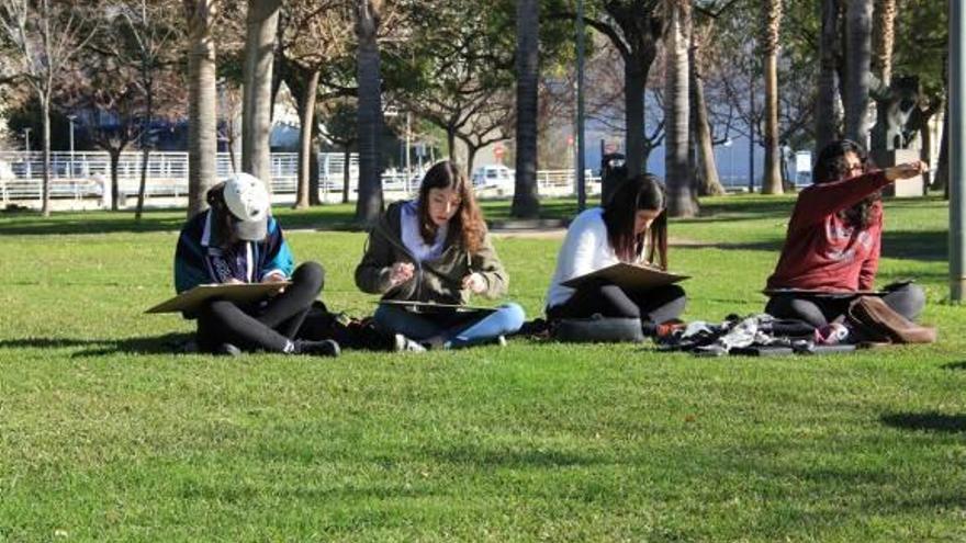 Grupo de alumnos en el exterior de la Universitat Politècnica de València.