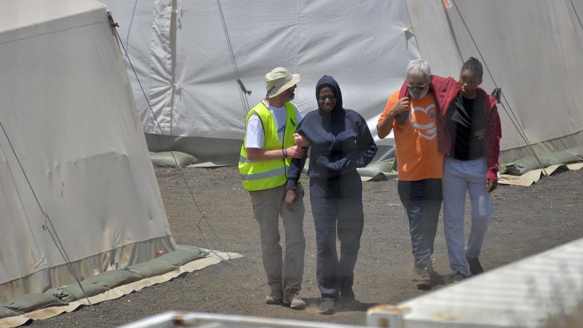 Un voluntario de Corazón Naranja ayuda a un migrante.