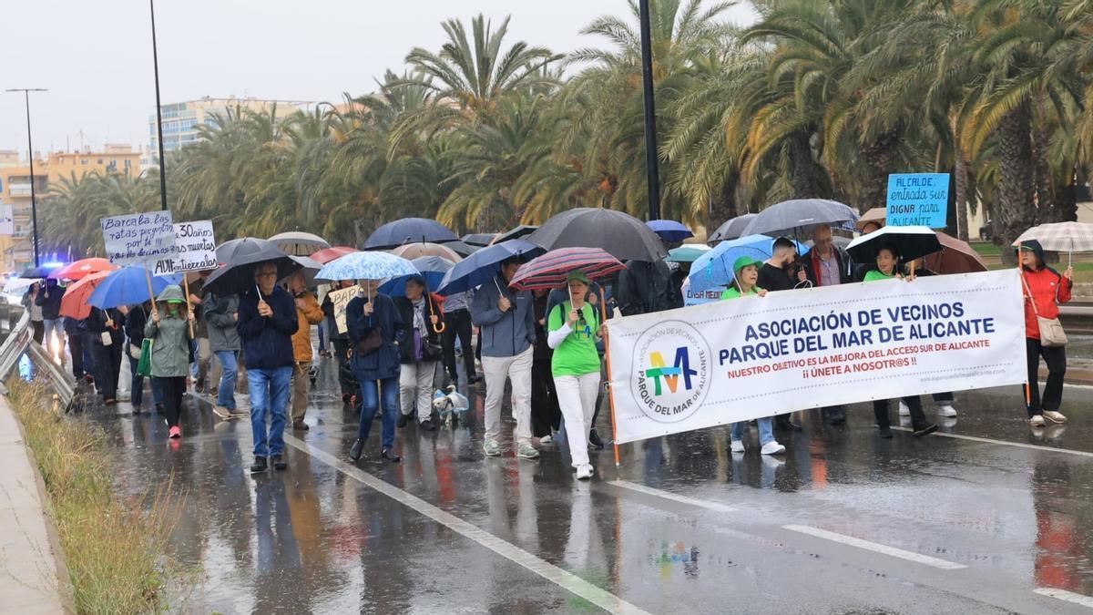 Una marea de paraguas exige que el Parque del Mar de Alicante deje de estar encerrado entre vías