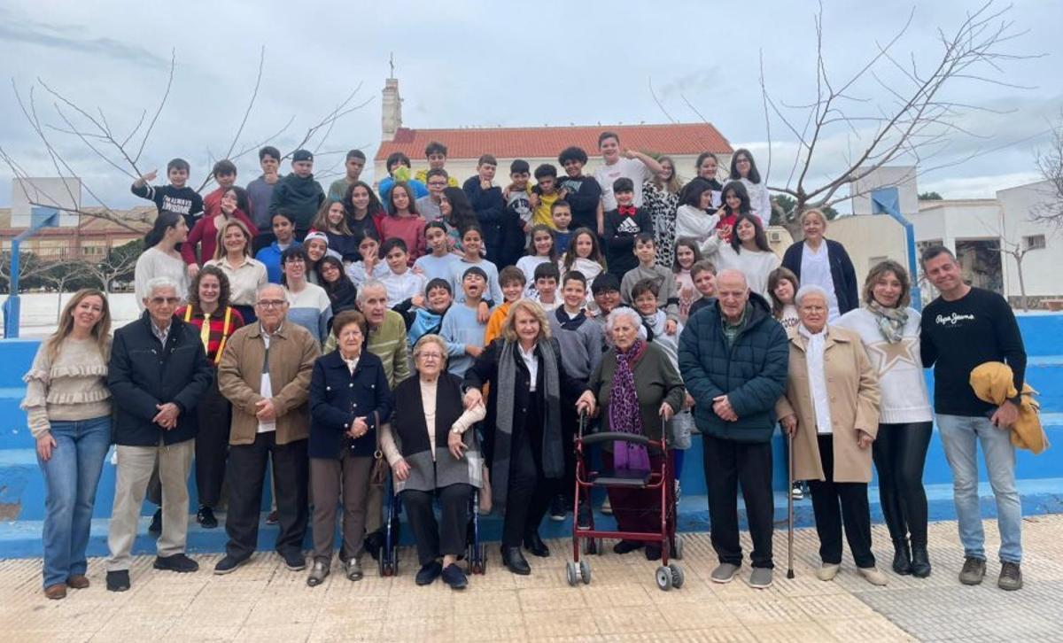 Foto de familia durante la visita de los mayores al centro.
