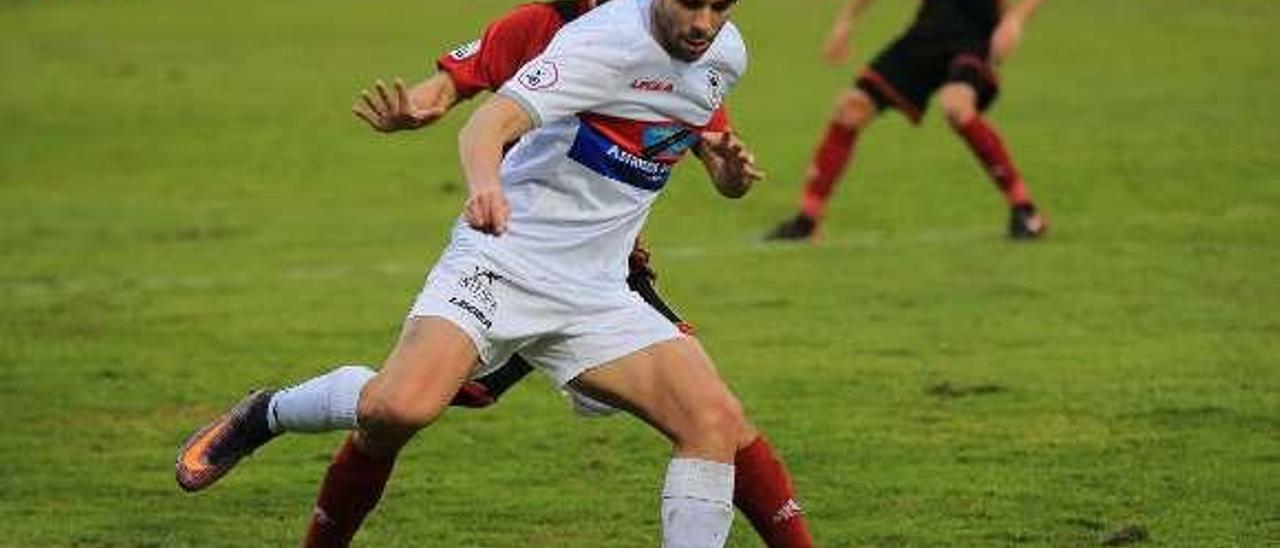 David González protege el balón ante un jugador del Mirandés.