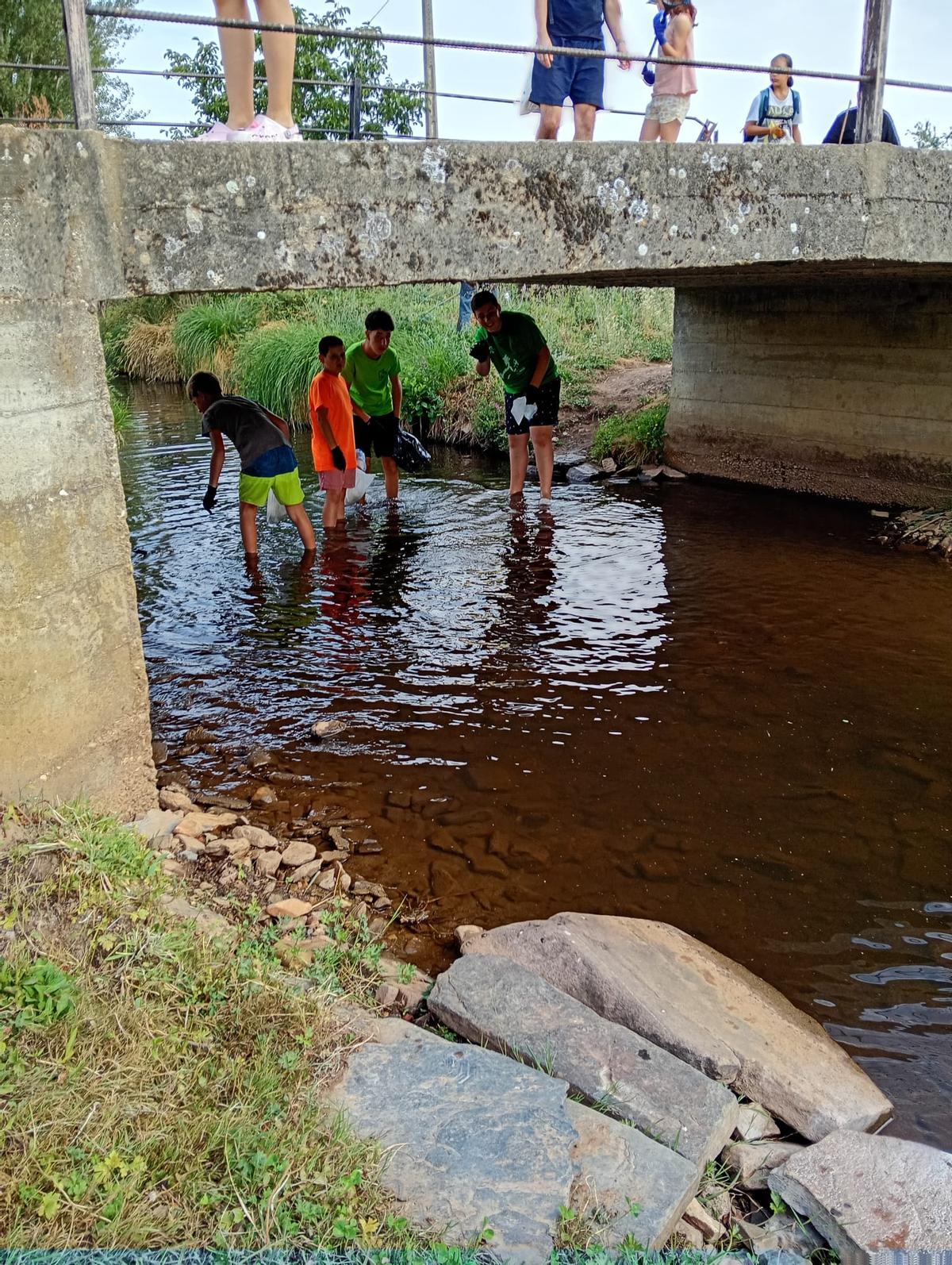 Vecinos de Riofrío se remangan para limpiar las aguas de su río