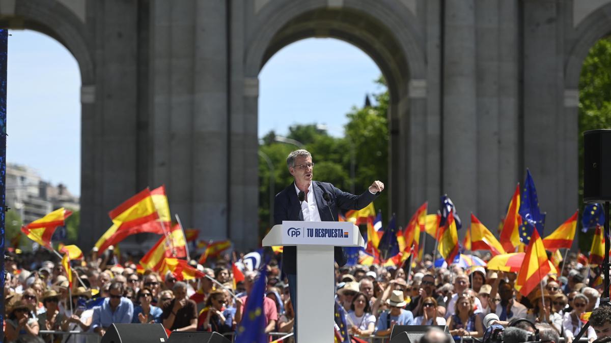 El presidente del Partido Popular, Alberto Núñez Feijóo, interviene durante una manifestación del PP, en la Puerta de Alcalá, a 26 de mayo de 2024, en Madrid (España). El Partido Popular ha elegido la Puerta de Alcalá para la manifestación de hoy contra l