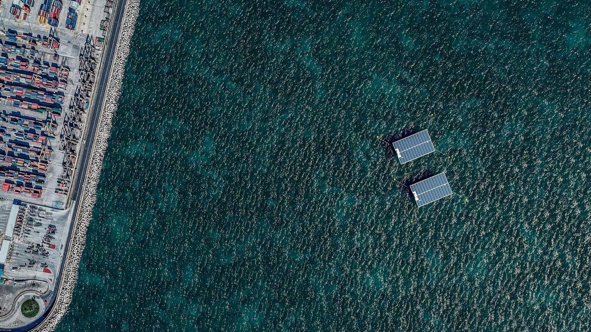 Instalación desarrollada por Naturgy junto al espigón de la terminal de contenedores de Valenciaport.
