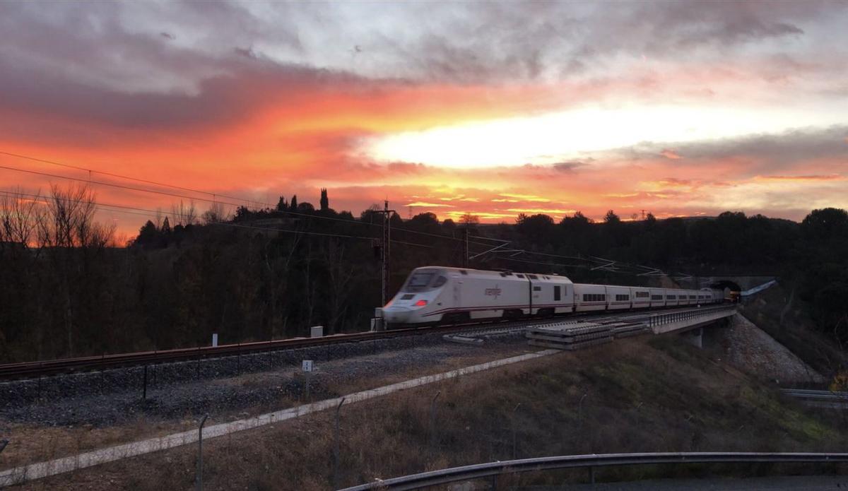 El tren Alvia pasa por la Bifurcación de Valorio, uno de los tramos de vía única del AVE. | ADIF