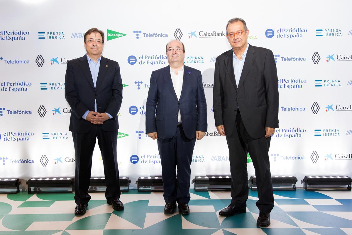 Guillermo Fernánez Vara, presidente de la Junta de Extremadura; Miquel Iceta, ministro de Cultura y Deporte; y Albert Sáez, director de El Periódico.
