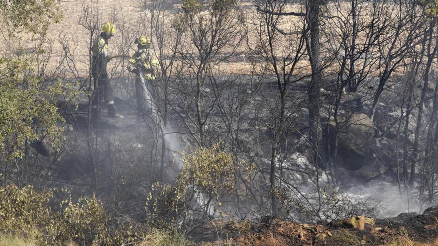 Bombers treballen en l&#039;extinció d&#039;un incendi a Rajadell