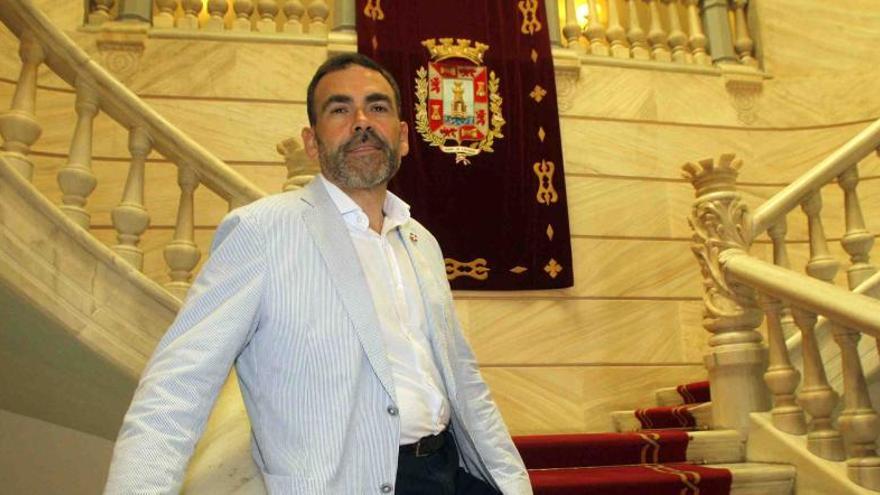 El concejal José López, ayer en la escalera del Palacio Consistorial.