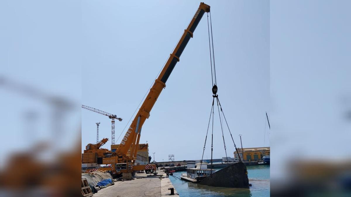 Vídeo: Retirada del buque semihundido 'Oceander' en el puerto de Burriana