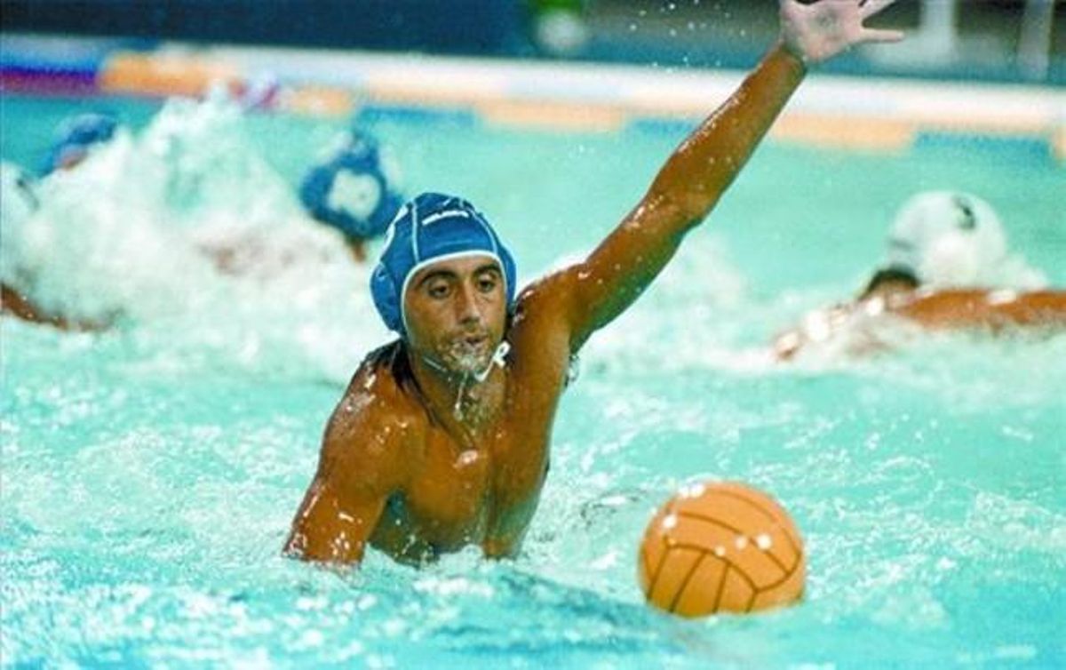 Manel Estiarte disputa una pilota en un dels partits de la selecció de waterpolo, als Jocs de 1992.