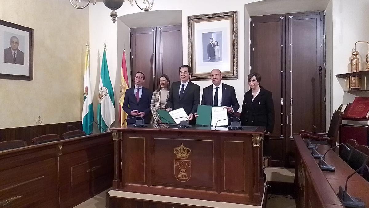 José Antonio Nieto y David Ruiz (c) tras la firma del convenio.