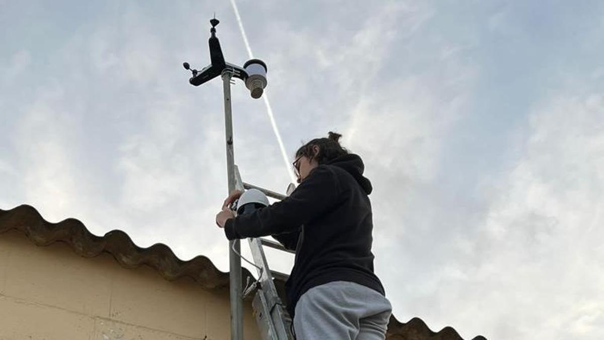 Miembros de Projecte 4 Estacions montan una estación meteorológica.