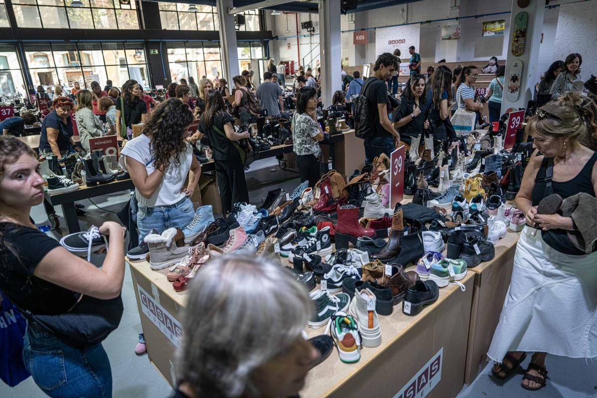 Ambiente en el outlet efímero de la cadena de zapaterías Casas, que ofrece descuentos en marcas como Converse, Aro o Camper, en Barcelona, el 22 de octubre de 2025.