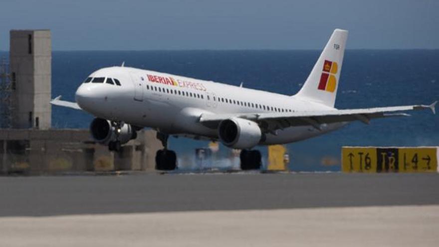 El Airbus de Iberia Express en el momento de tomar tierra en el aeropuerto majorero, ayer. i GABRIEL FUSELLI