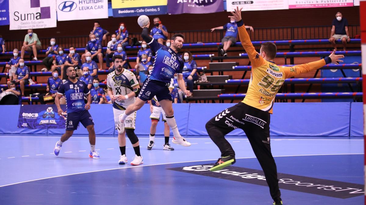 Carrillo trata de superar al meta rival y anotar un gol para el Benidorm