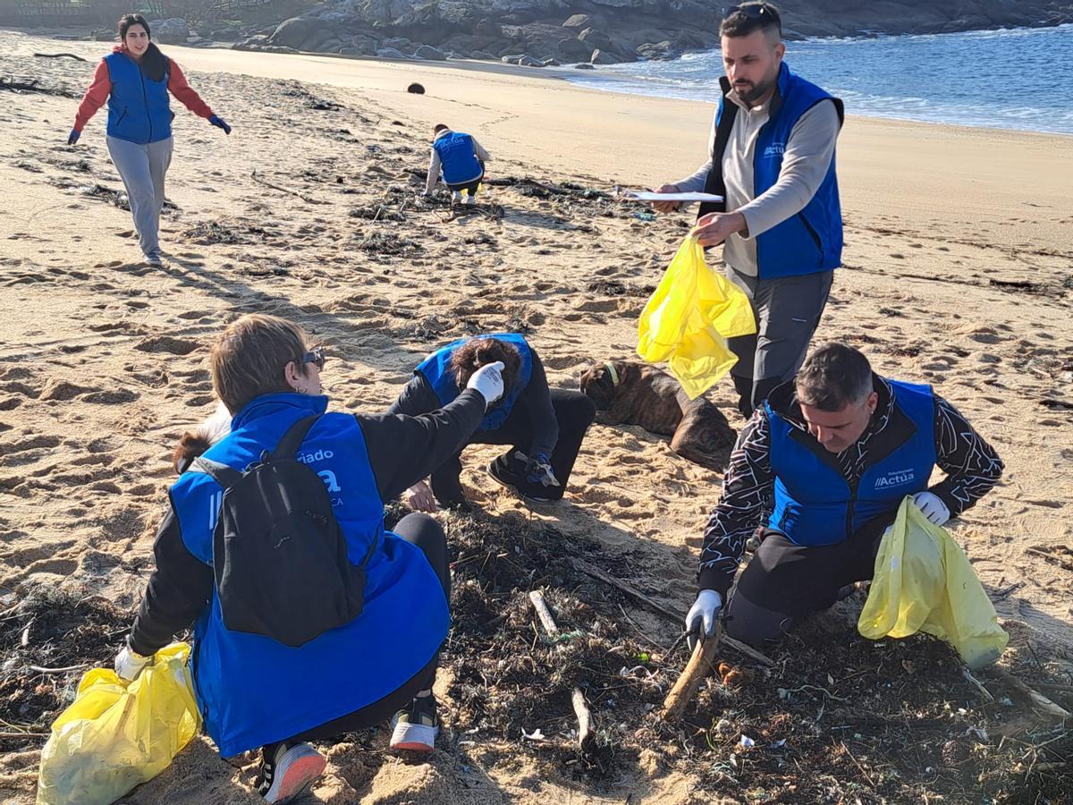 La limpieza de la playa de Area de Bon, en Bueu, en imágenes (II)