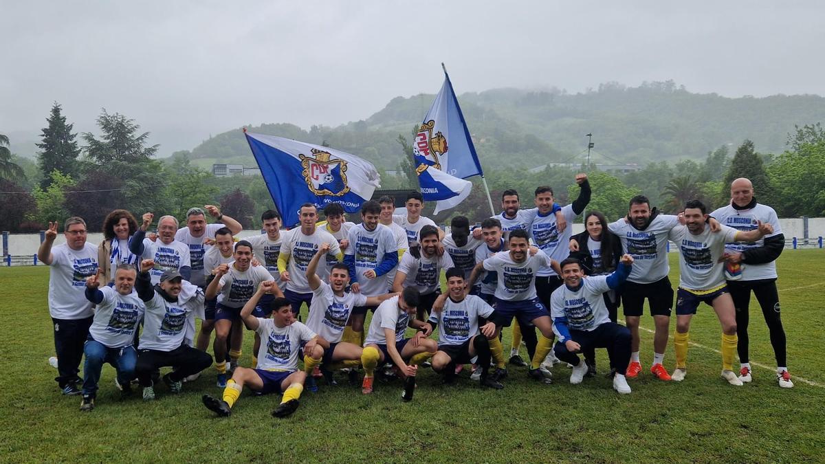 Los jugadores del Mosconia festejan el ascenso.