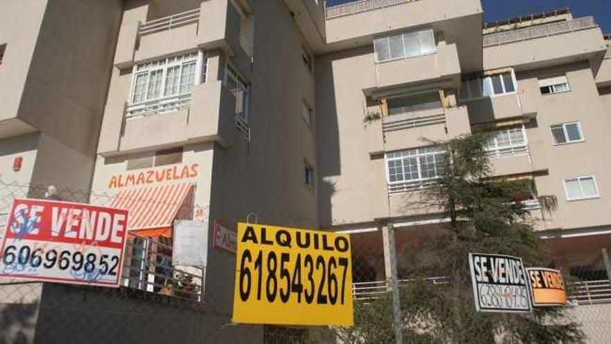 Carteles de arrendamiento en un bloque de Málaga capital.